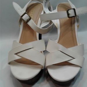 Bamboo Fabiola 8.5 white platforms heels